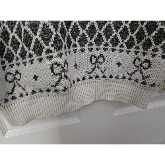 Floral Patterned Crew Neck Sweater - Picture 10 of 16